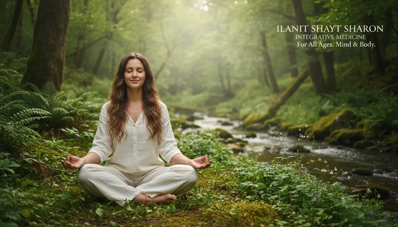 אישה במדיטציה בסביבה טבעית שלווה
